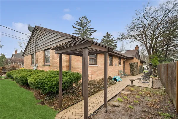 $779,000 | 561 North Happ Road, Northfield, IL 60093