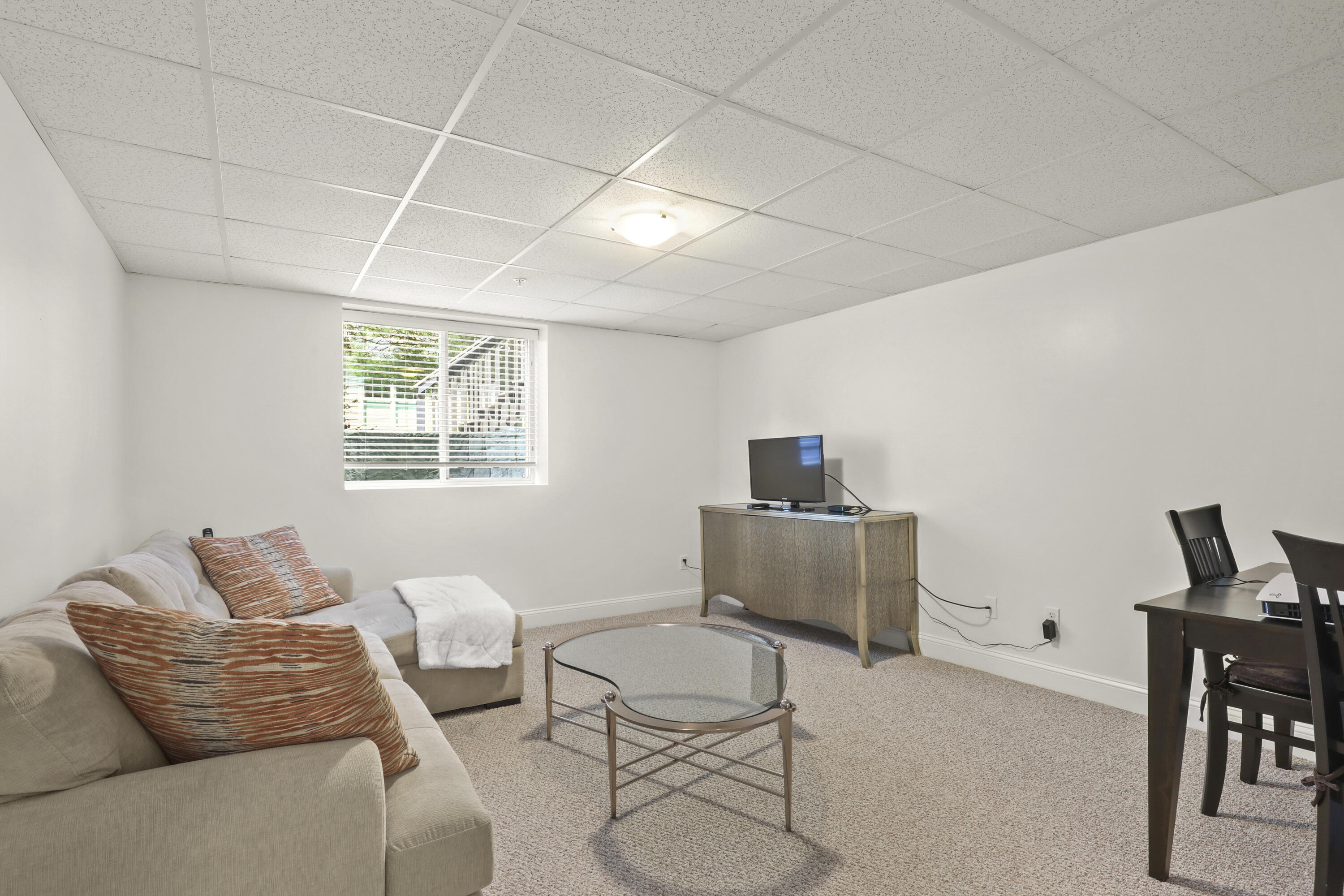 21 Grey Hawk Drive, Unit 21 Mashpee, MA 02649 - Photo 23 of 34 a living room with furniture and a window