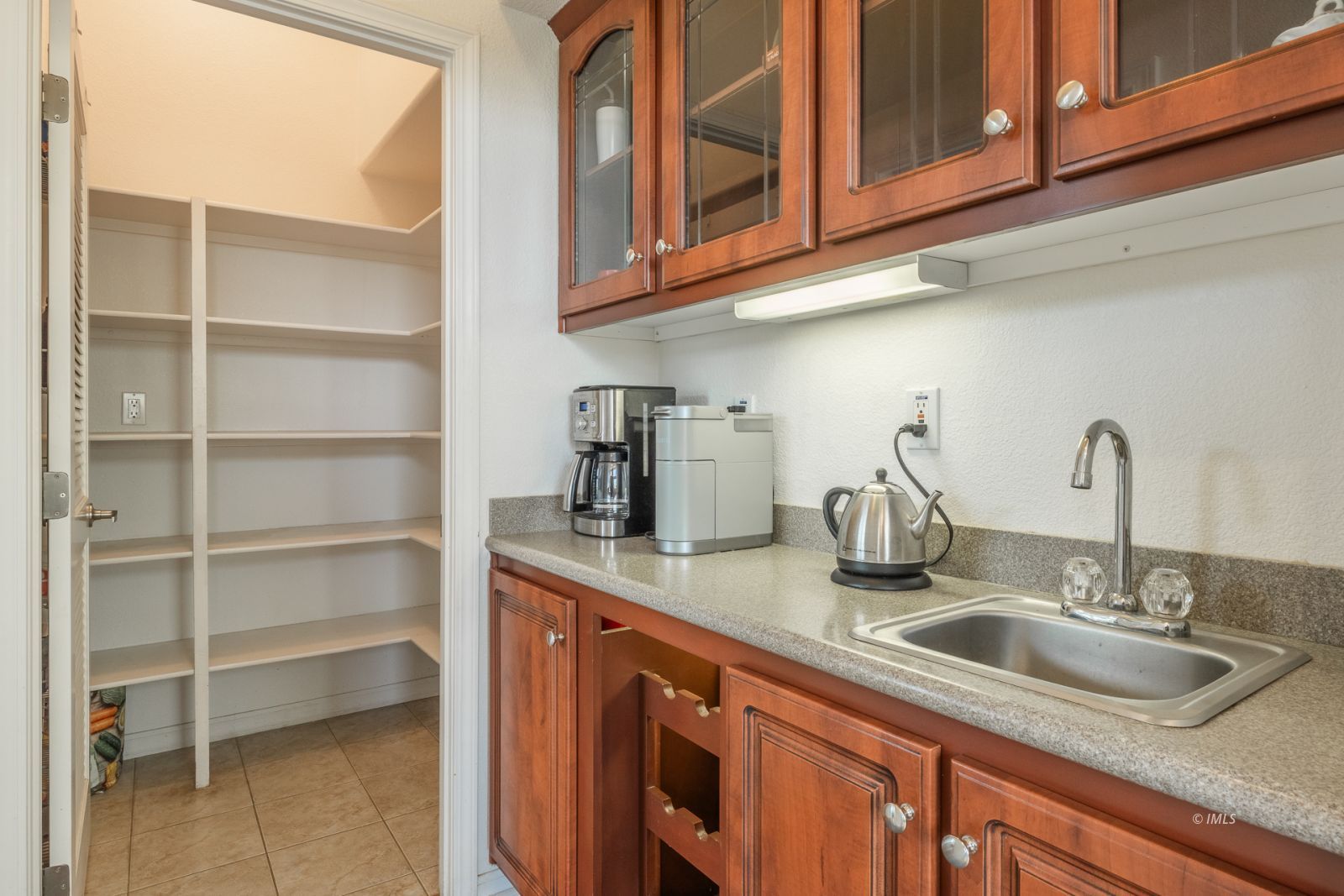 925 McDonald Road Lone Pine, CA 93545 - Photo 16 of 35 Coffee Bar and Pantry