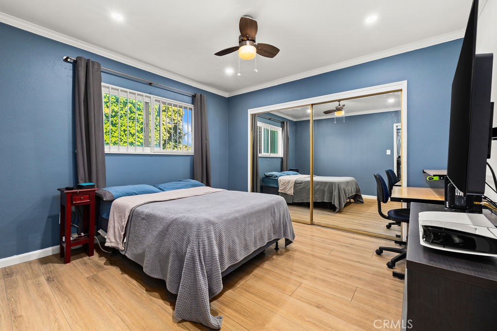 5050 Linden Avenue, Unit 62 Long Beach, CA 90805 - Photo 14 of 37 a spacious bedroom with a bed and a chandelier