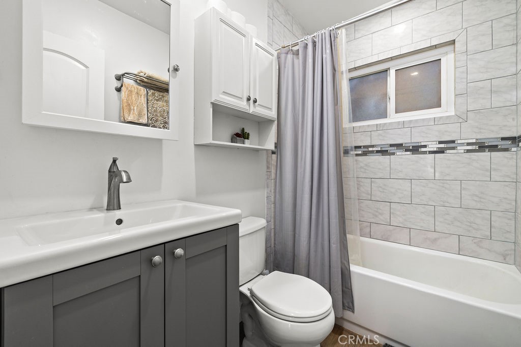 5050 Linden Avenue, Unit 62 Long Beach, CA 90805 - Photo 18 of 37 a bathroom with a sink a toilet and bathtub