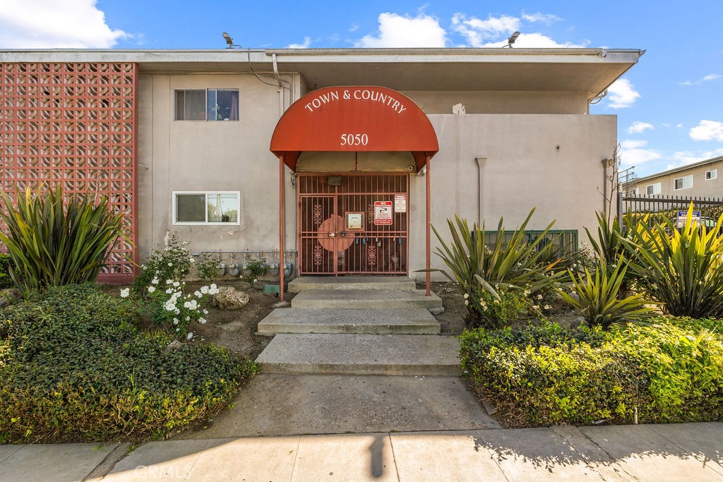 5050 Linden Avenue, Unit 62 Long Beach, CA 90805 - Photo 28 of 37 a front view of a house with a garden