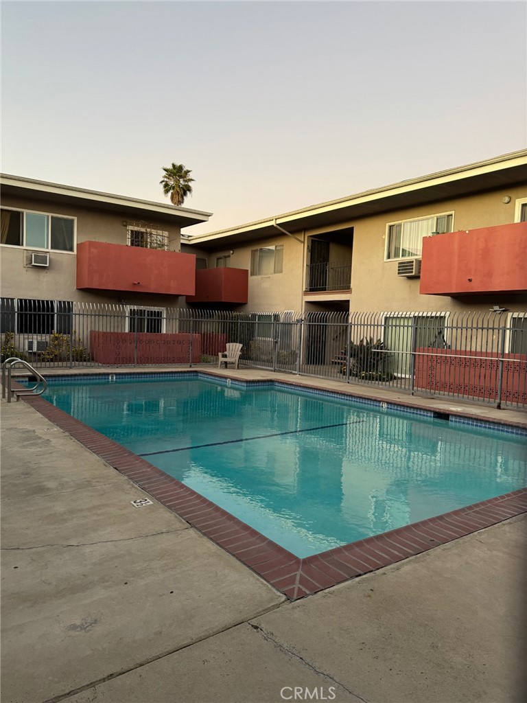5050 Linden Avenue, Unit 62 Long Beach, CA 90805 - Photo 35 of 37 a front view of a house with garden