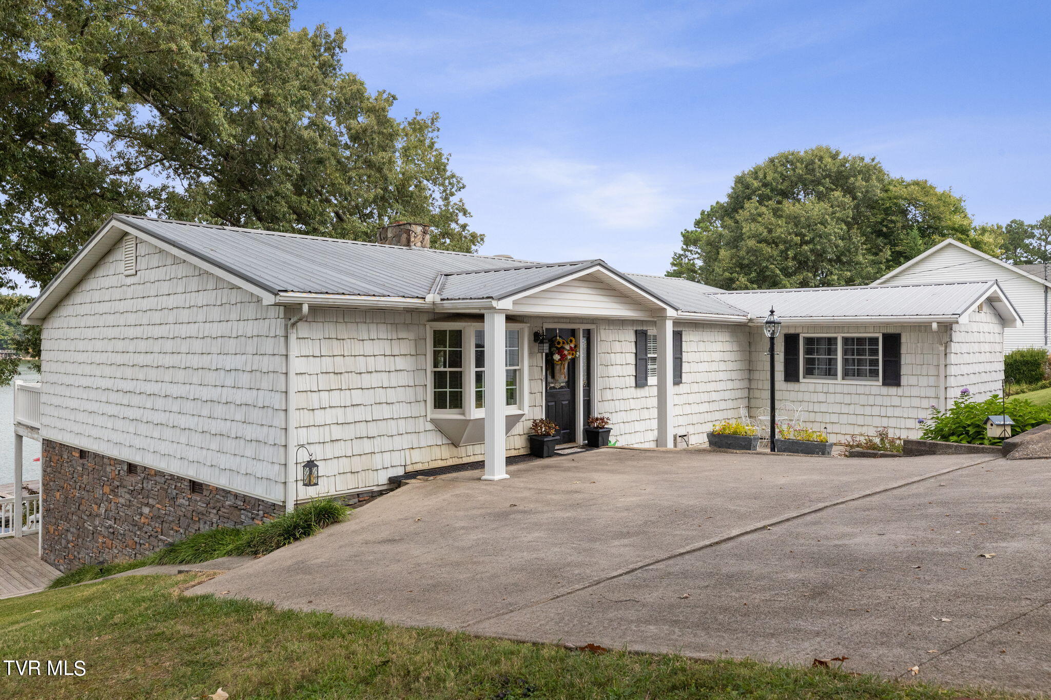 1026 Haw Ridge Road Piney Flats, TN 37686 - Photo 3 of 47 Lovely lakeside home