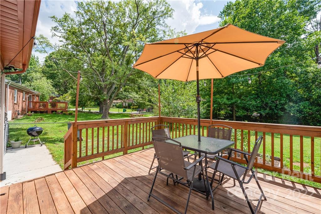3932 Slagle Drive Charlotte, NC 28215 - Photo 20 of 26 a view of balcony with furniture and umbrella