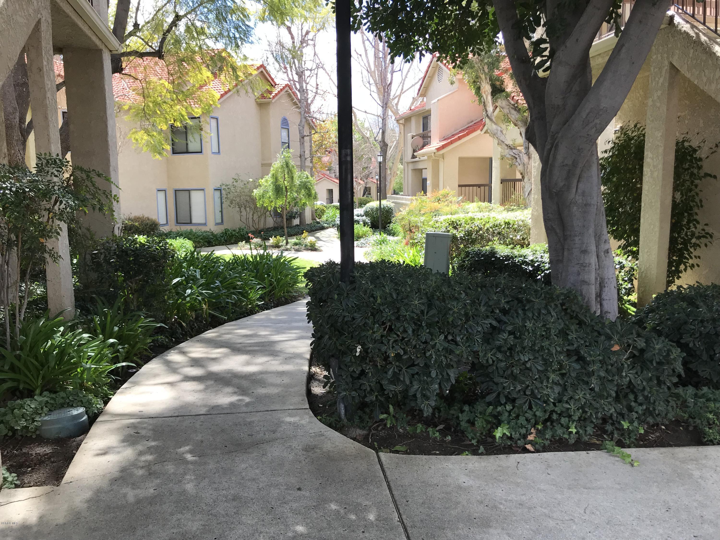2381 Archwood Lane, Unit 184 Simi Valley, CA 93063 - Photo 25 of 33 a front view of a house with a garden