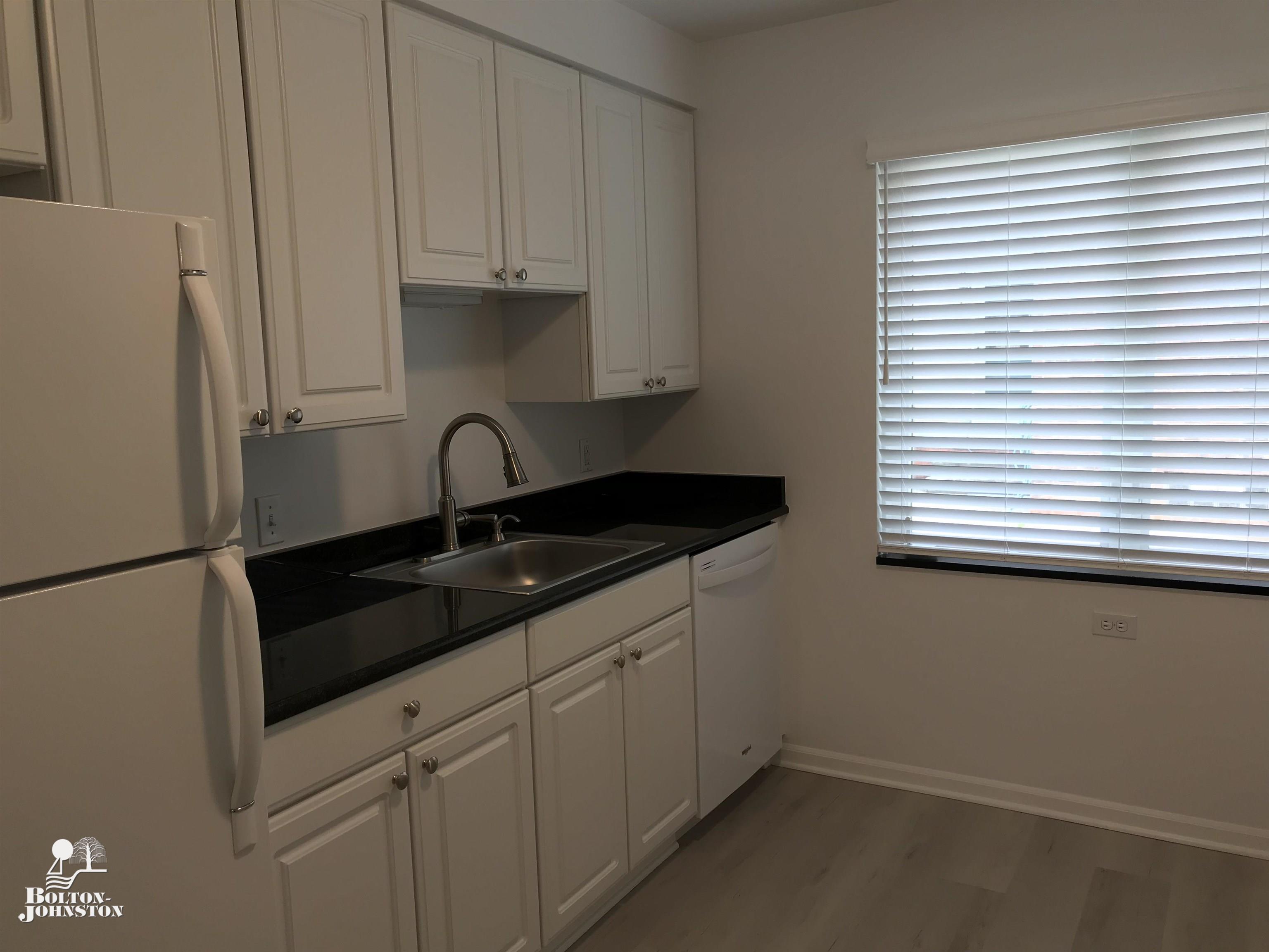 593 Neff Road Grosse Pointe, MI 48230 - Photo 5 of 13 50135645-32a3a4a7-9b93-49aa-873f-822166ee2830.JPG