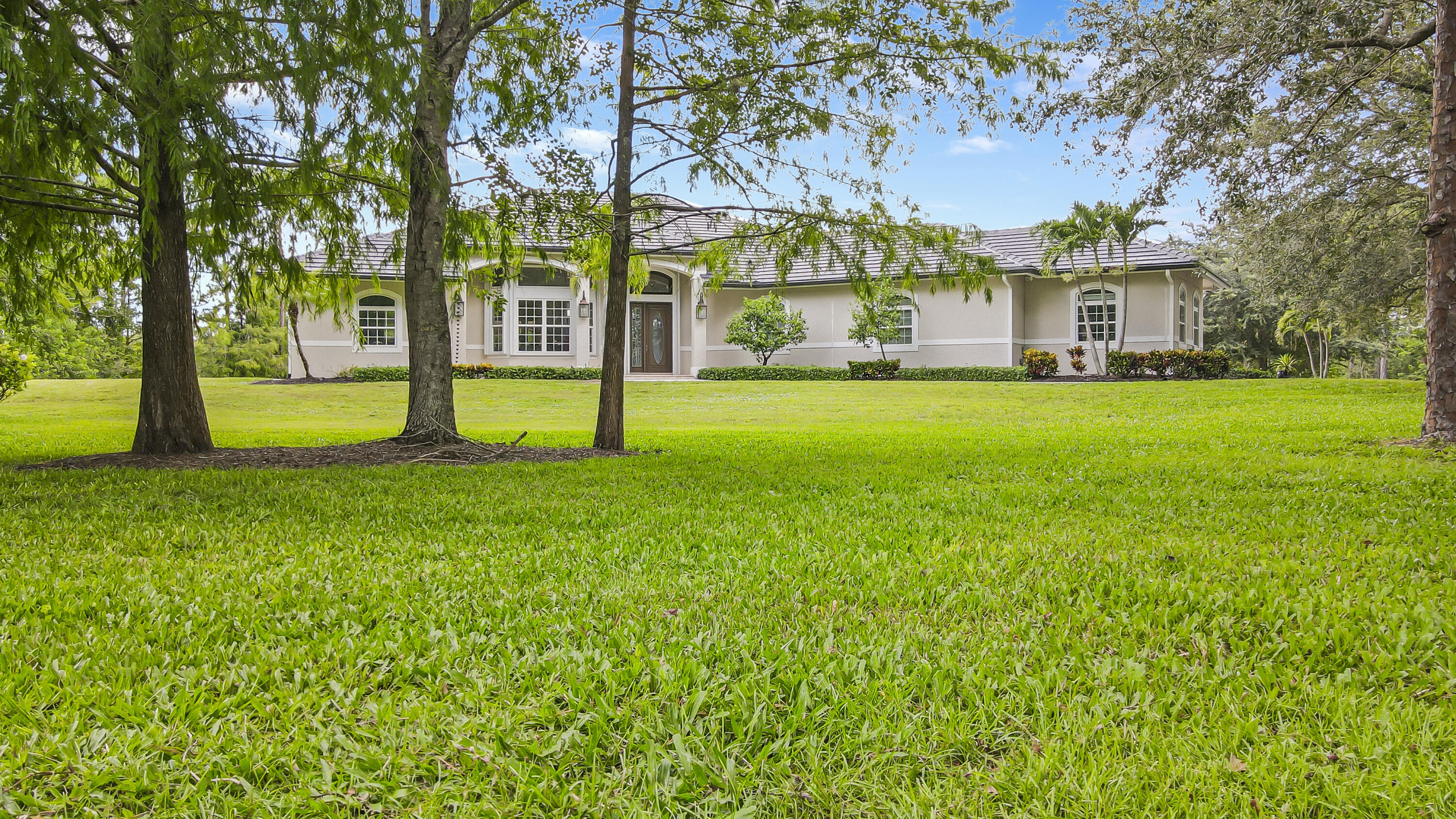 2885 Southeast Ranch Acres Circle Jupiter, FL 33478 - Photo 4 of 44 Expansive grounds