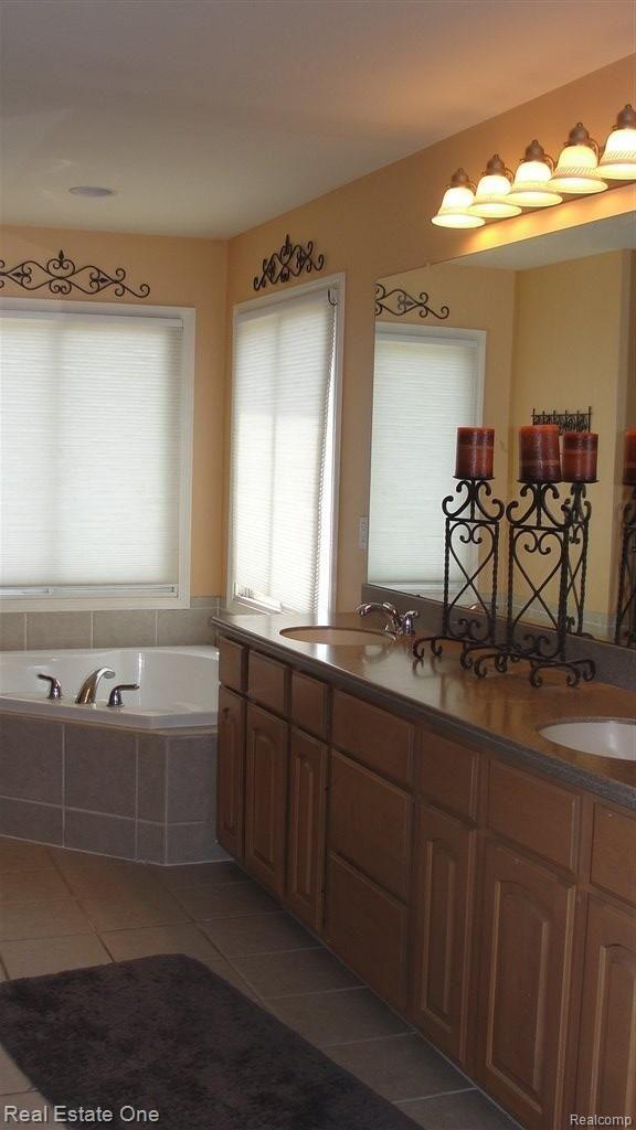 4545 Woodcliff Court Rochester, MI 48306 - Photo 13 of 25 Master Bath
