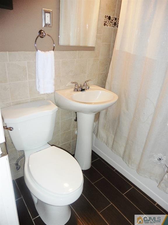 113 Highfield Road Colonia, NJ 07067 - Photo 15 of 25 a bathroom with a sink toilet and a mirror
