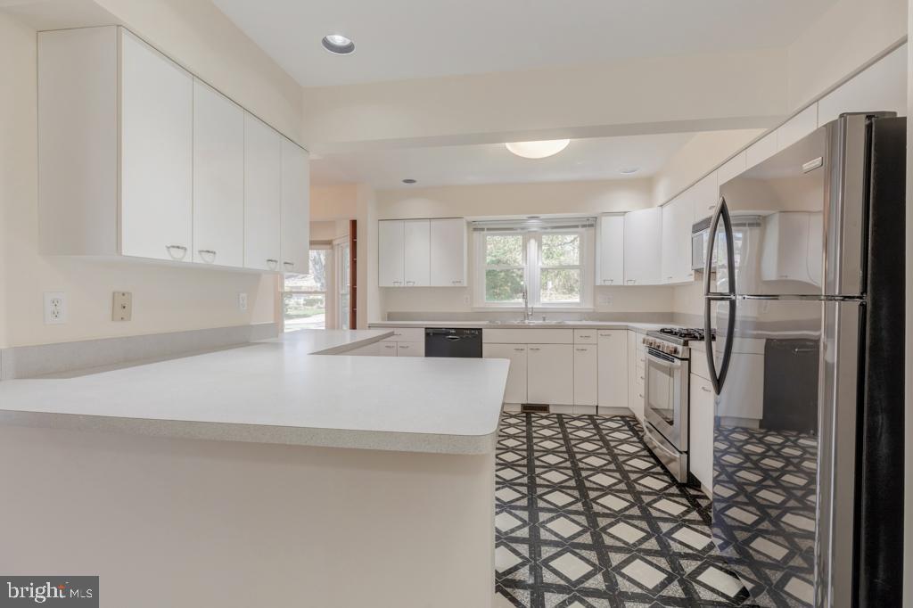 4403 Roundhill Road Alexandria, VA 22310 - Photo 11 of 45 Kitchen