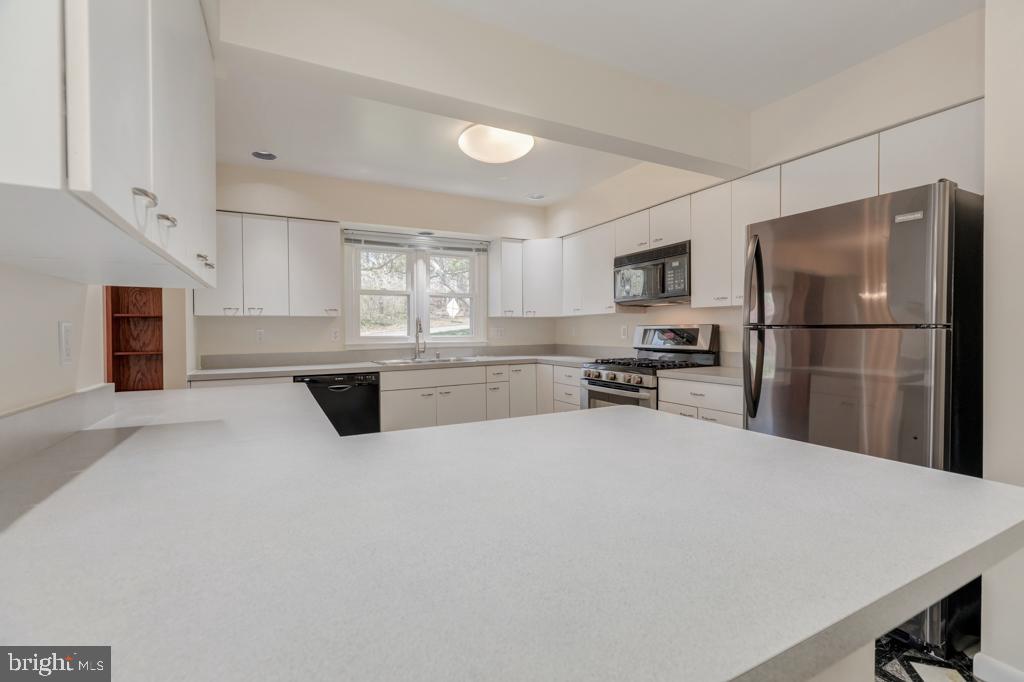 4403 Roundhill Road Alexandria, VA 22310 - Photo 12 of 45 Kitchen