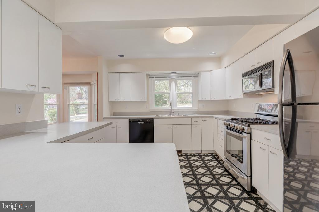 4403 Roundhill Road Alexandria, VA 22310 - Photo 14 of 45 Kitchen