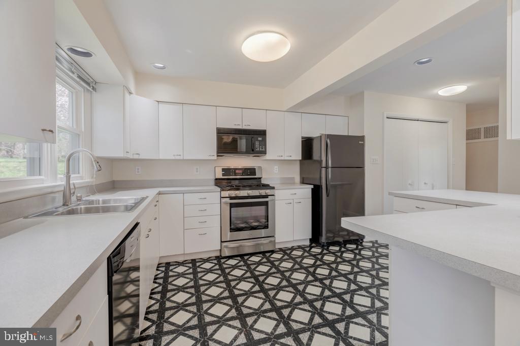 4403 Roundhill Road Alexandria, VA 22310 - Photo 15 of 45 Kitchen