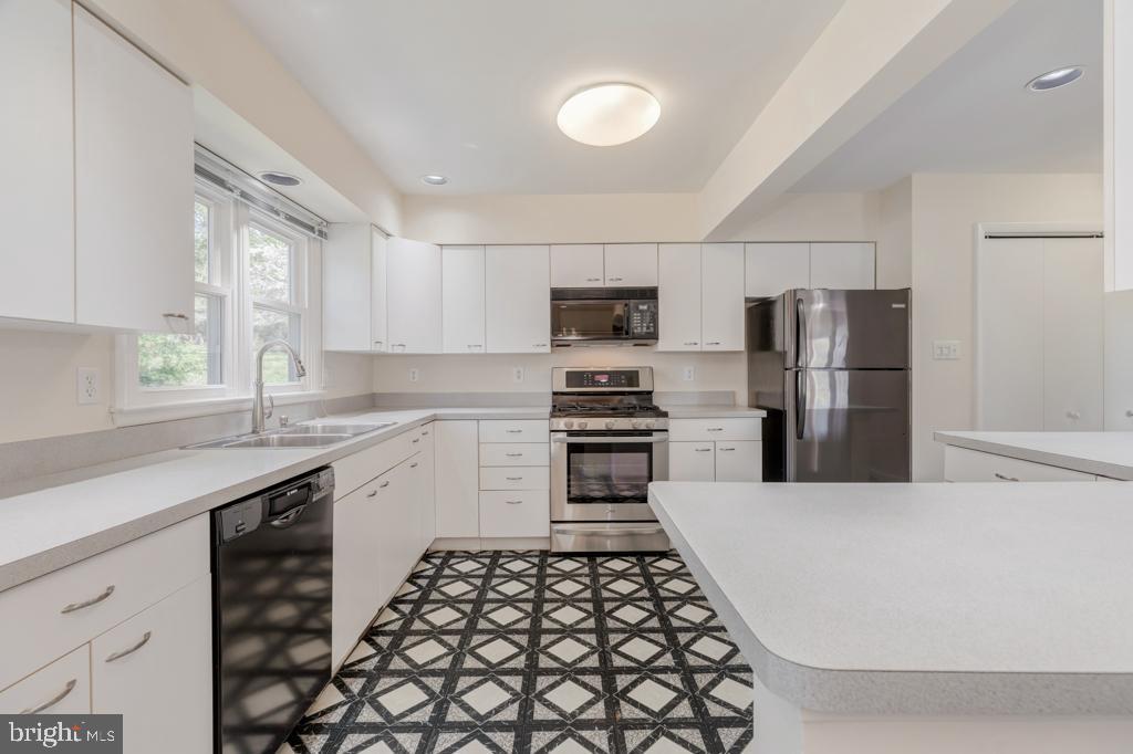 4403 Roundhill Road Alexandria, VA 22310 - Photo 16 of 45 Kitchen