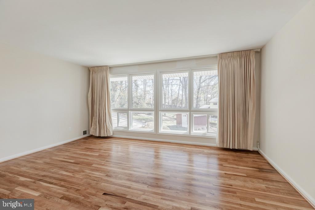 4403 Roundhill Road Alexandria, VA 22310 - Photo 18 of 45 Living Room