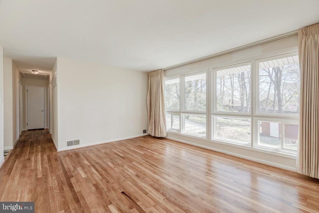 4403 Roundhill Road Alexandria, VA 22310 - Photo 19 of 45 Living Room