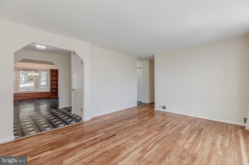 4403 Roundhill Road Alexandria, VA 22310 - Photo 21 of 45 Living Room