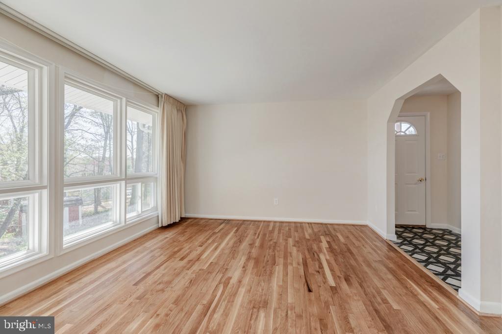 4403 Roundhill Road Alexandria, VA 22310 - Photo 22 of 45 Living Room
