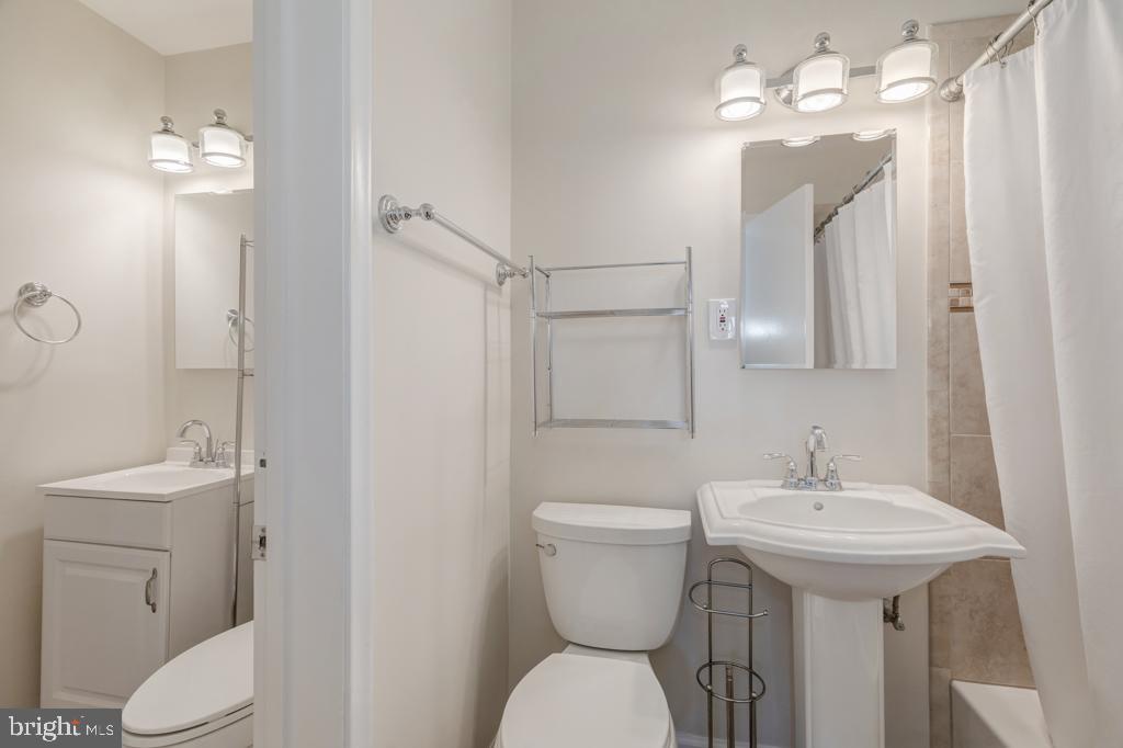 4403 Roundhill Road Alexandria, VA 22310 - Photo 25 of 45 Master Bedroom Dual-Entry Bath