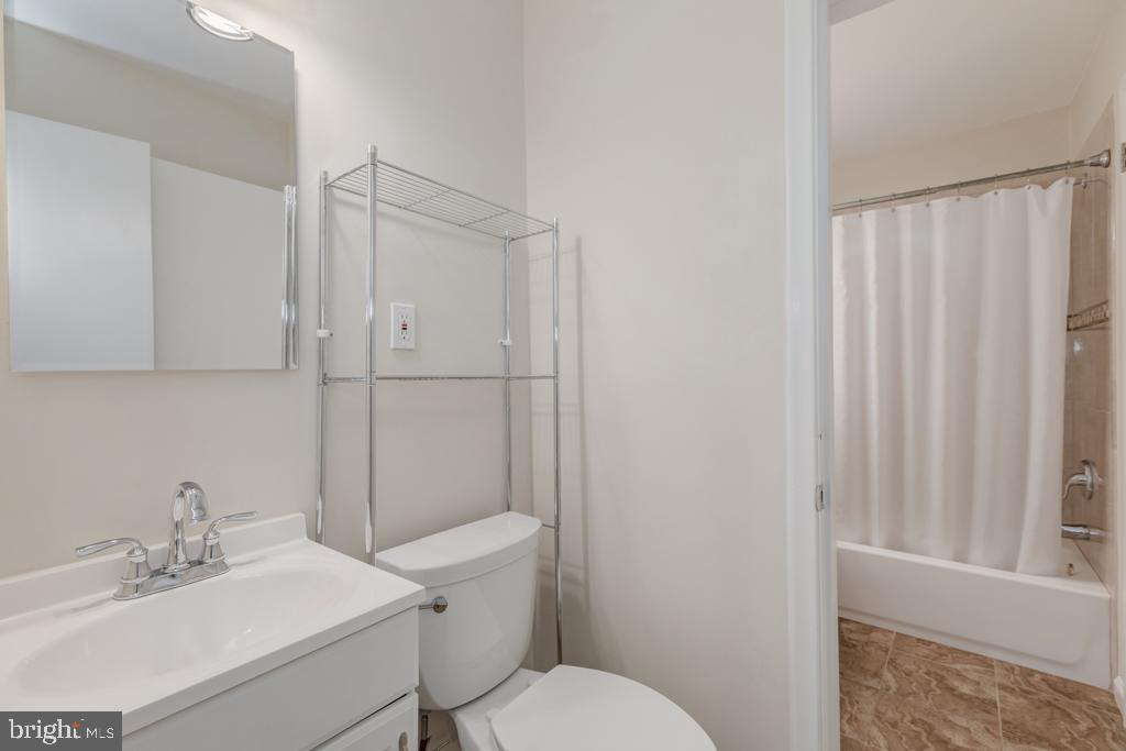 4403 Roundhill Road Alexandria, VA 22310 - Photo 27 of 45 Hall Bath