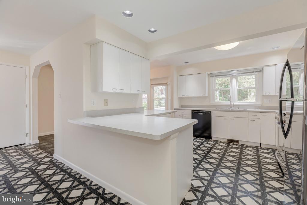 4403 Roundhill Road Alexandria, VA 22310 - Photo 10 of 45 Kitchen