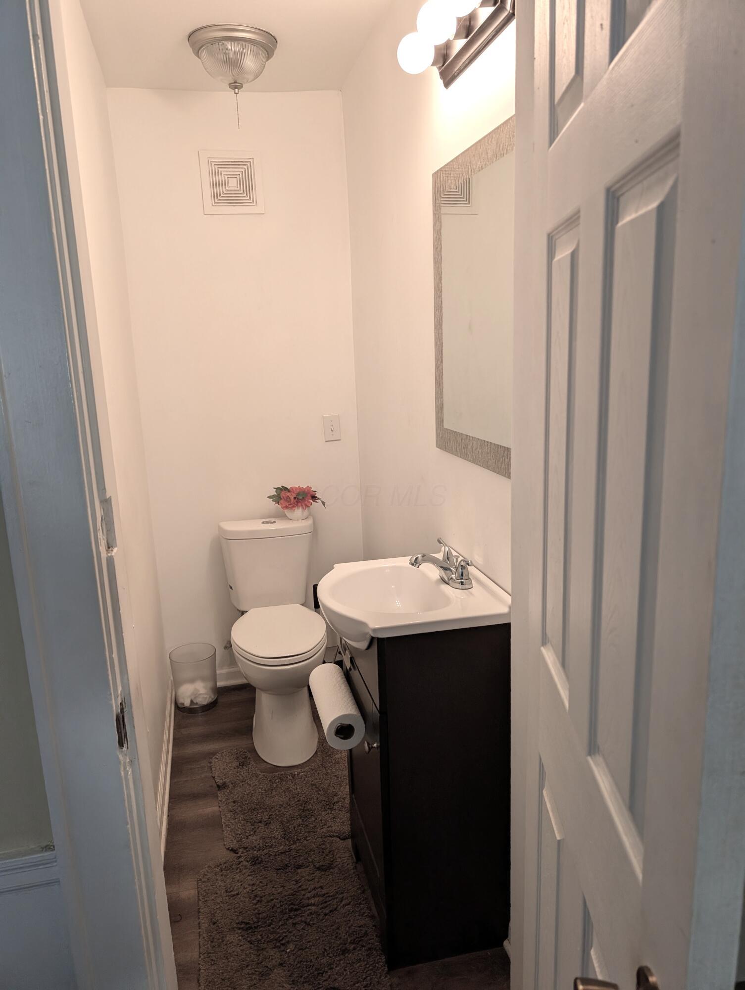 921 North Nelson Road Columbus, OH 43219 - Photo 6 of 6 Half bath