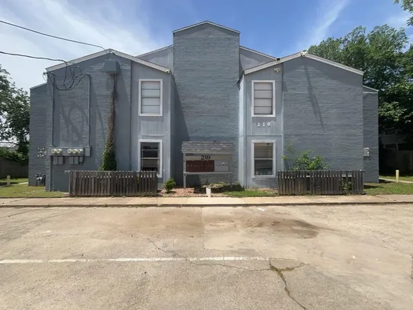 $1,170 | 219 Fry Street, Unit 10, Denton, TX 76201