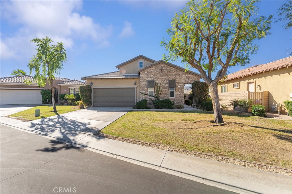 7 Lake Como Court Rancho Mirage, CA 92270 - Photo 40 of 42 a view of a house with basketball court