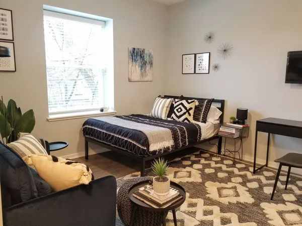 $1,250 | 5240 North Winthrop Avenue, Unit 409, Chicago, IL 60640
