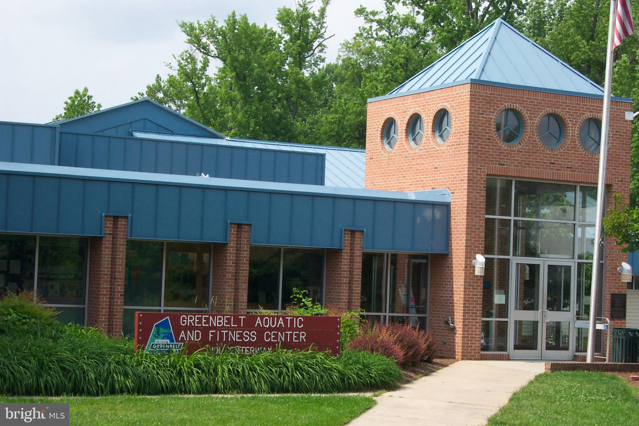 18 Ridge Road Greenbelt, MD 20770 - Photo 20 of 31 a front view of a house with garden