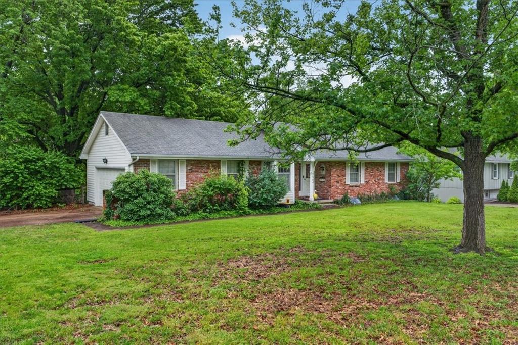 413 Southwest Sunset Drive Lee's Summit, MO 64081 - Photo 2 of 32