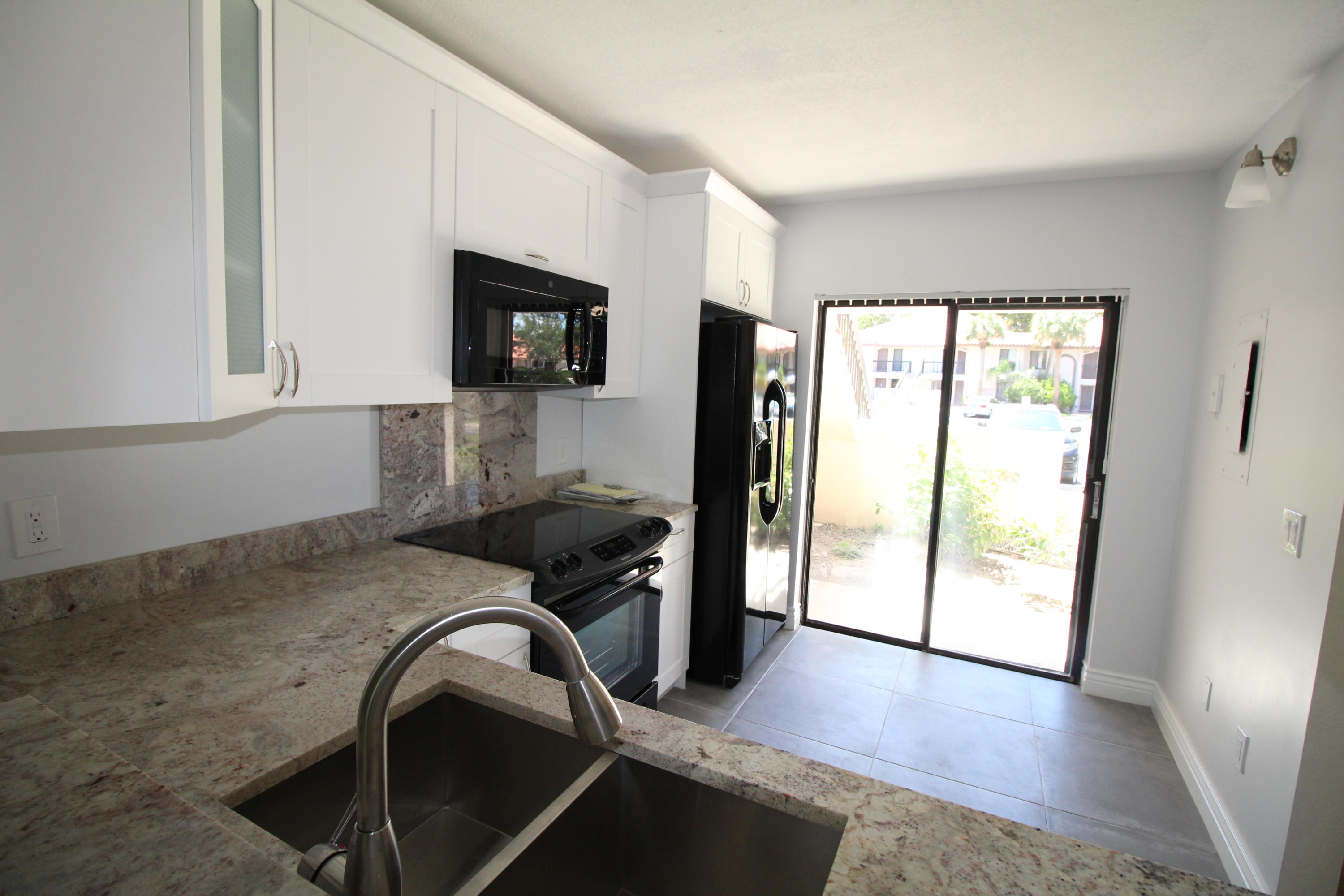 5150 East Club Circle, Unit 104 Boca Raton, FL 33487 - Photo 2 of 23 Kitchen