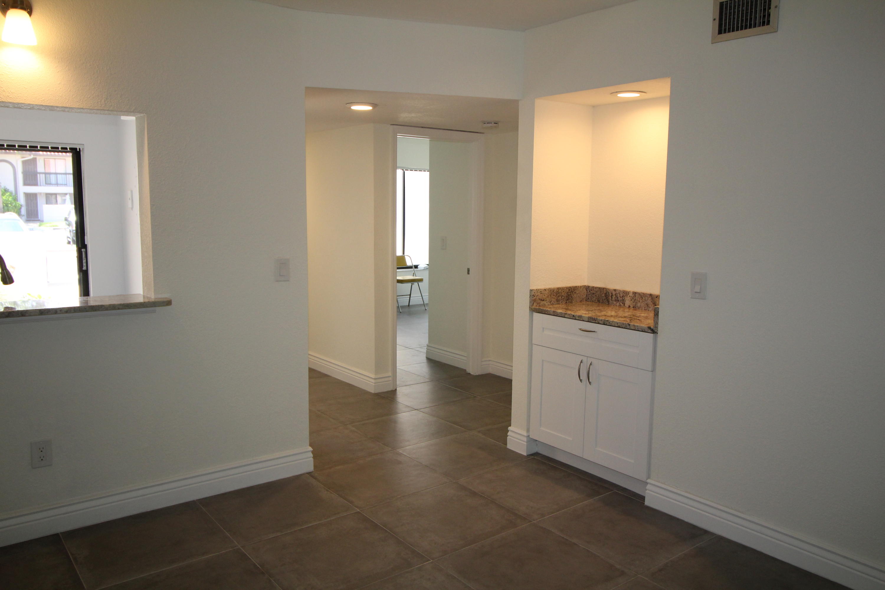 5150 East Club Circle, Unit 104 Boca Raton, FL 33487 - Photo 4 of 23 Living room