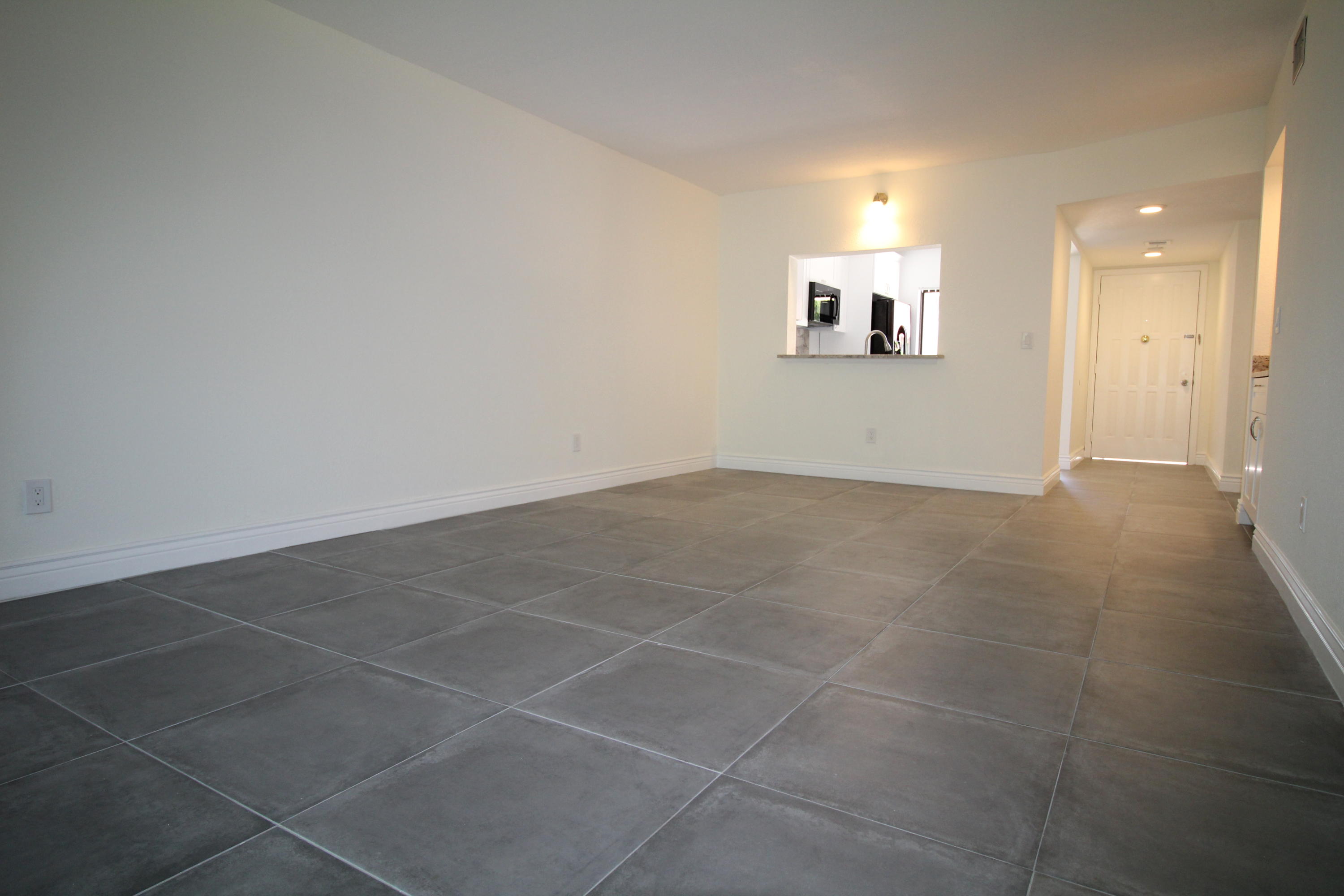 5150 East Club Circle, Unit 104 Boca Raton, FL 33487 - Photo 5 of 23 Living room
