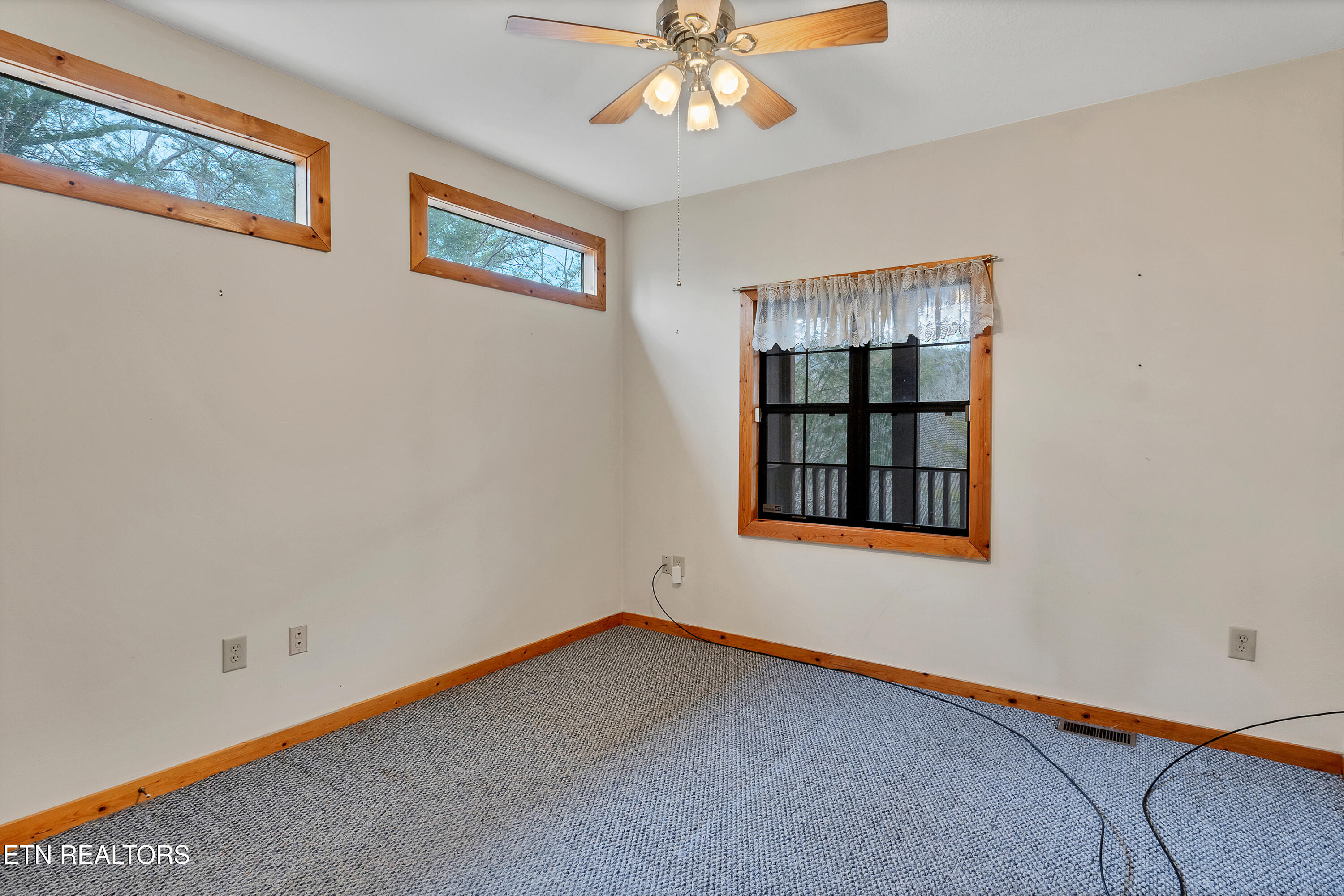 129 Cutter Gap Road Townsend, TN 37882 - Photo 18 of 33 Guest Bedroom