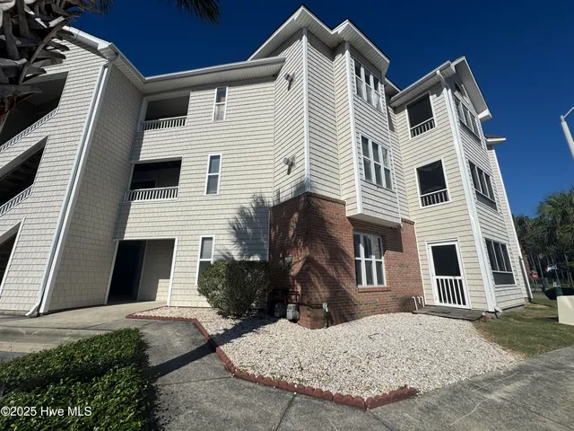 $1,800 | 633 Spencer-Farlow Drive, Unit 13, Carolina Beach, NC 28428