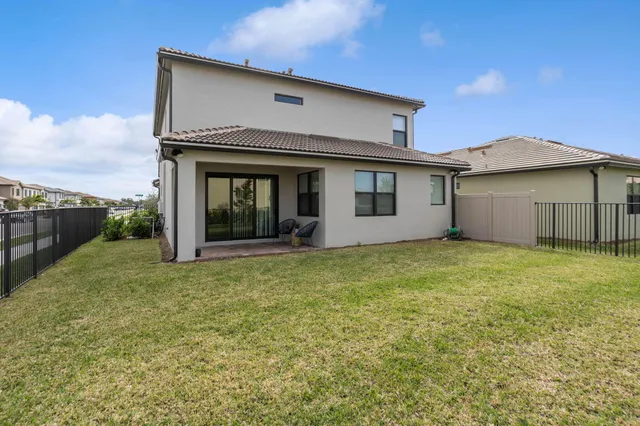 a view of a house with backyard