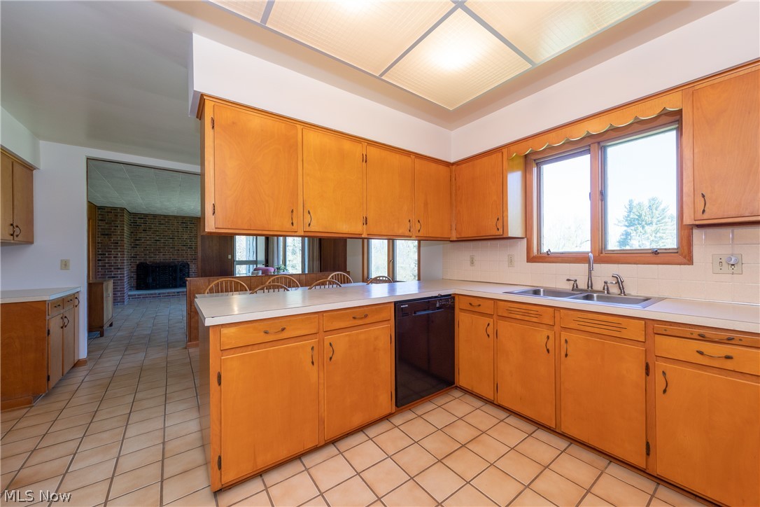 27555 Pergl Road Solon, OH 44139 - Photo 16 of 35 Kitchen