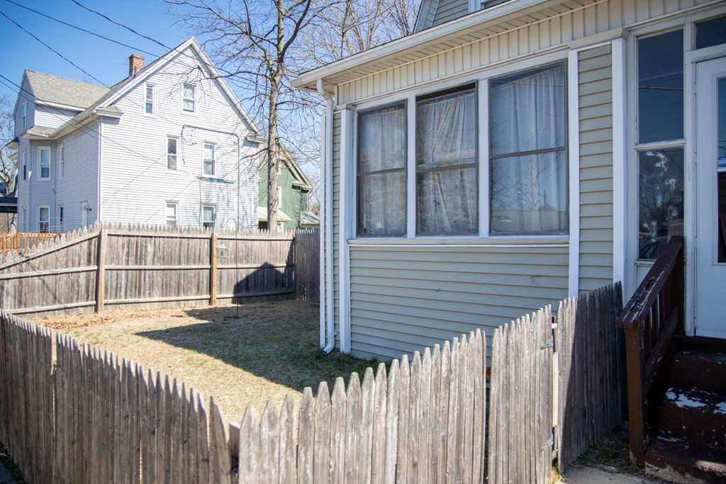 11 Elizabeth Street Springfield, MA 01109 - Photo 4 of 13