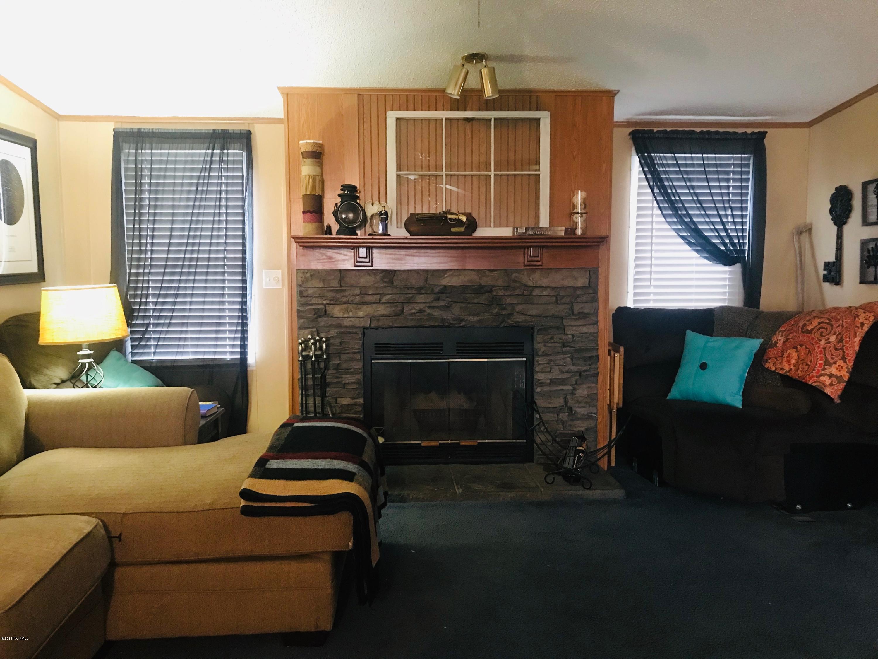 912 Hardesty Loop Road Newport, NC 28570 - Photo 16 of 22 Living Room