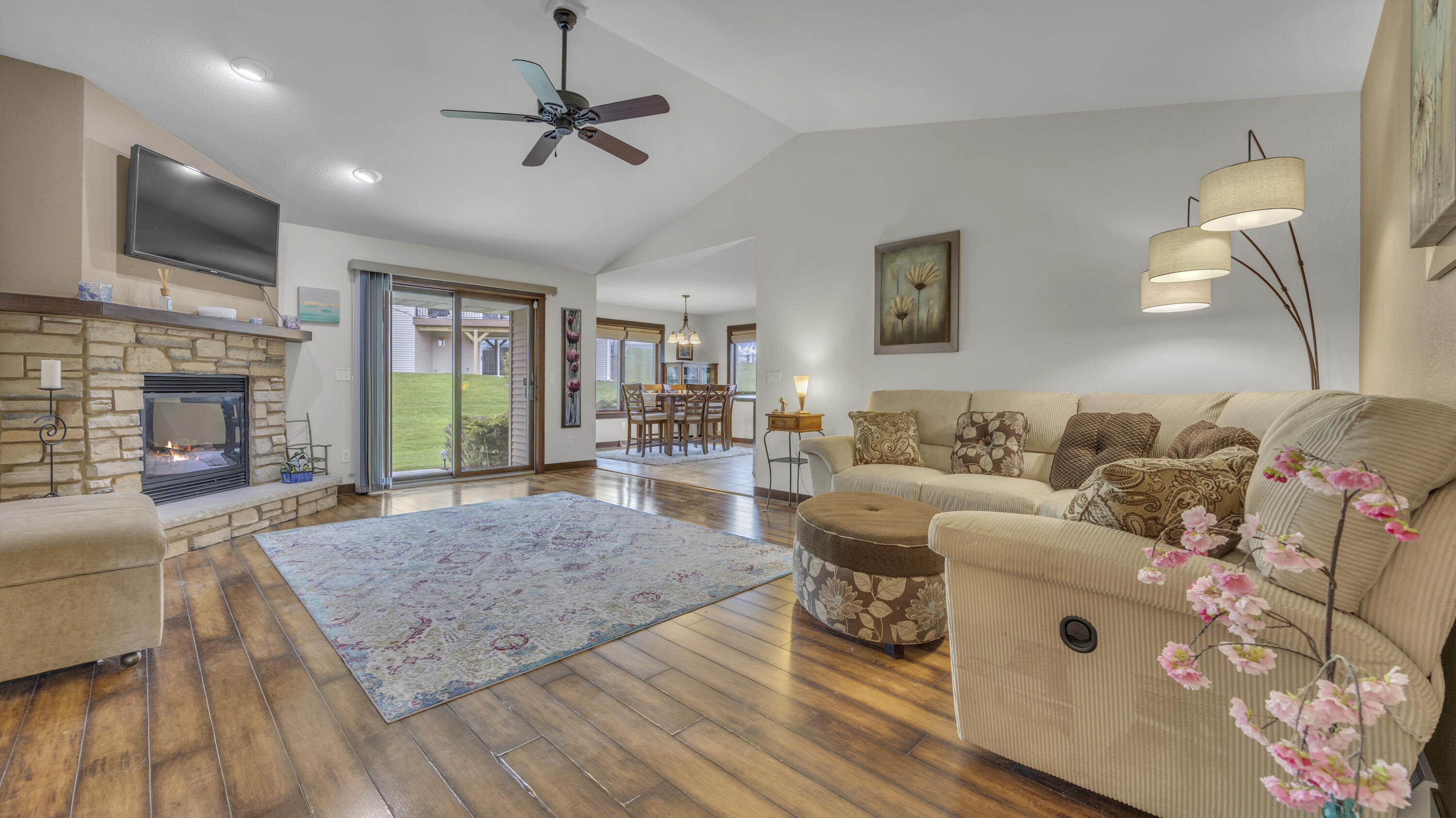 4103 Spring Court Sheboygan, WI 53081 - Photo 7 of 26 Living Room