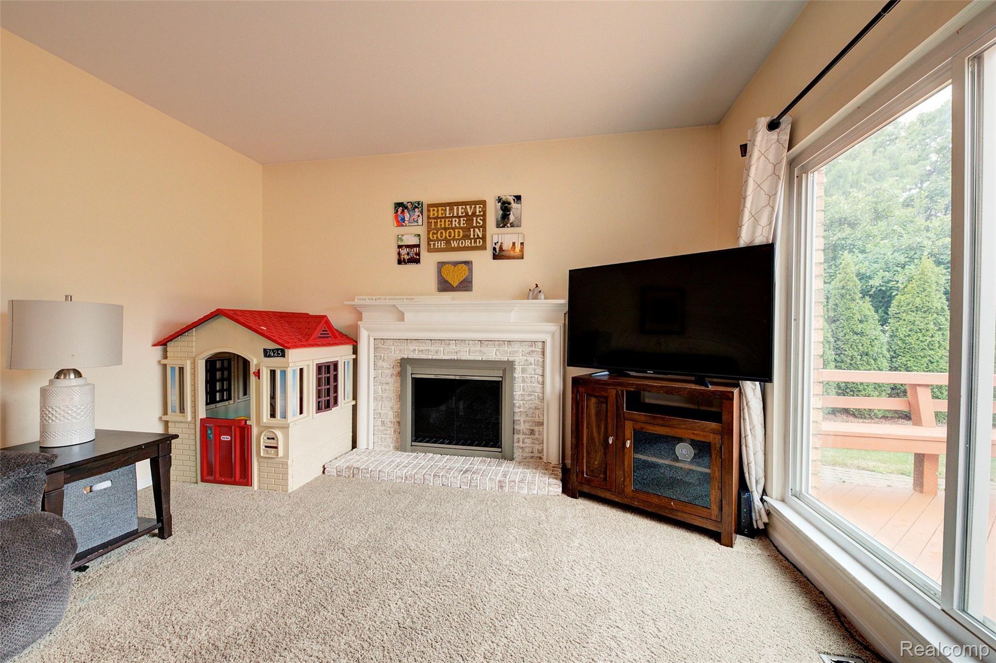 6853 Carlton Road Canton, MI 48187 - Photo 25 of 51 25 Family Room.jpg