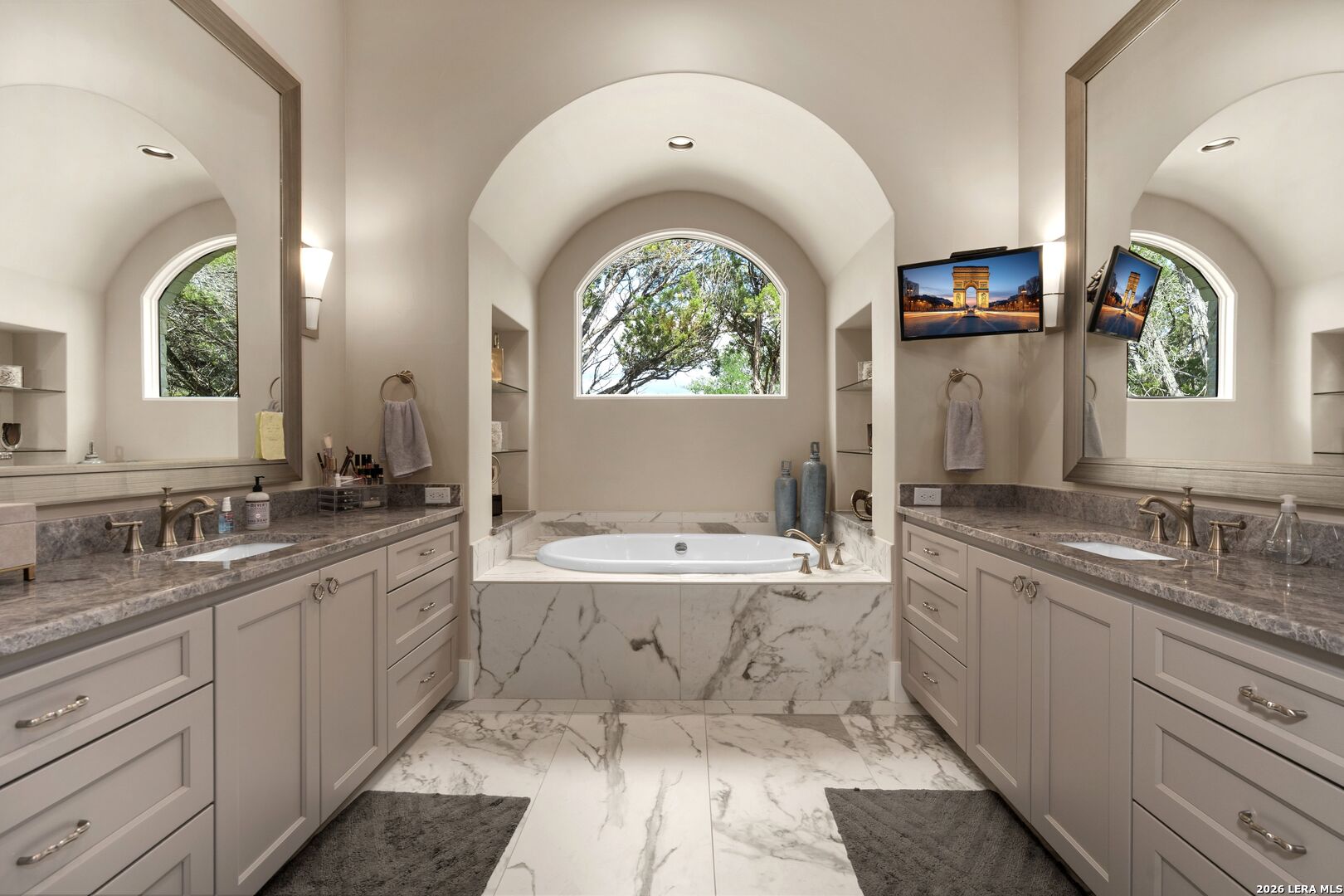 52 Landmark Ridge Bergheim, TX 78004 - Photo 17 of 24 a spacious bathroom with a bathtub sink and mirror