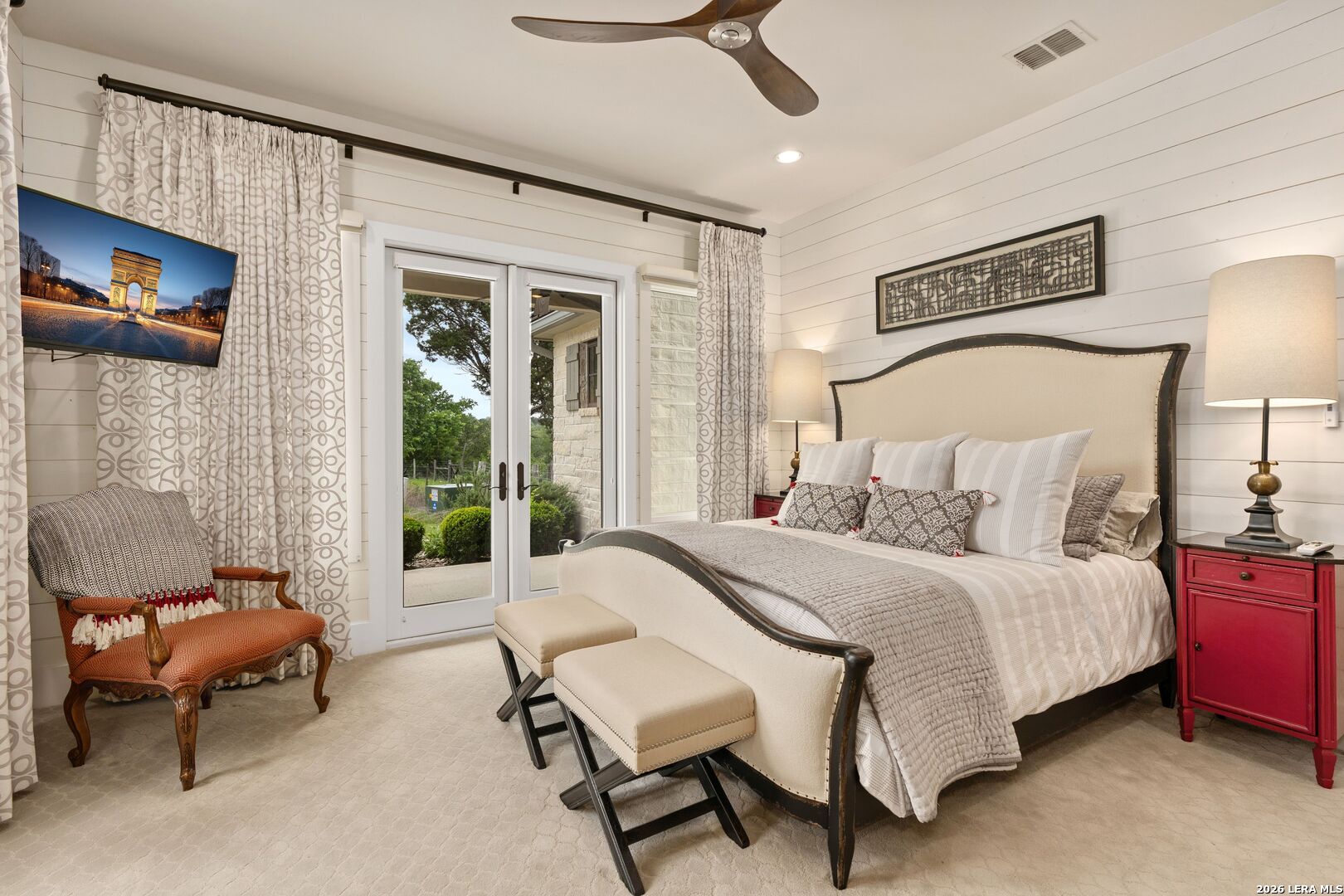 52 Landmark Ridge Bergheim, TX 78004 - Photo 19 of 24 a bedroom with a bed and a couch