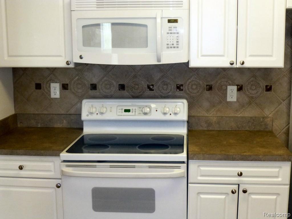 3603 Tremonte Circle Rochester, MI 48306 - Photo 19 of 30 Kitchen2.jpg