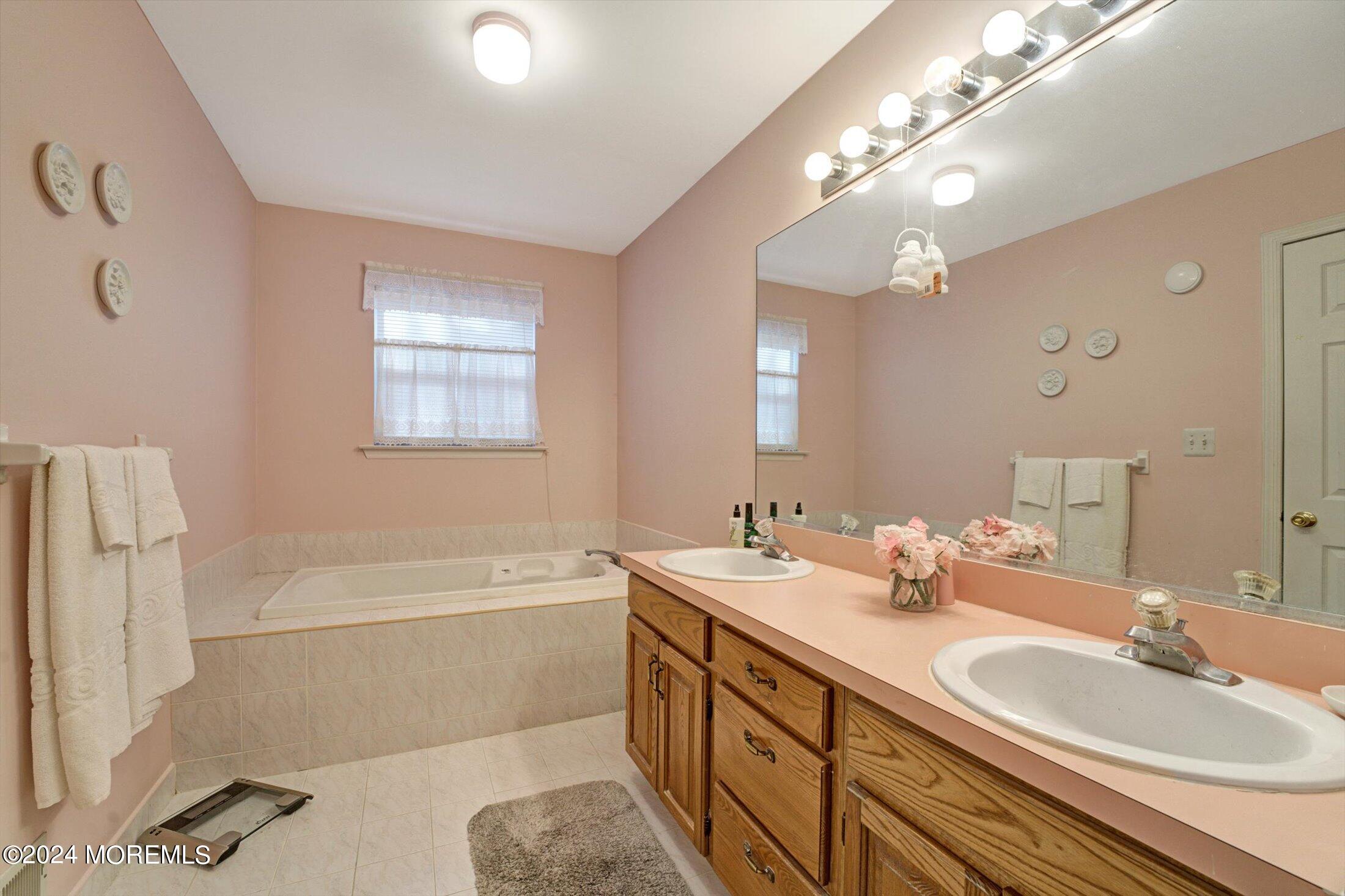 19 Mimosa Court Jackson, NJ 08527 - Photo 21 of 40 27-Master Bathroom