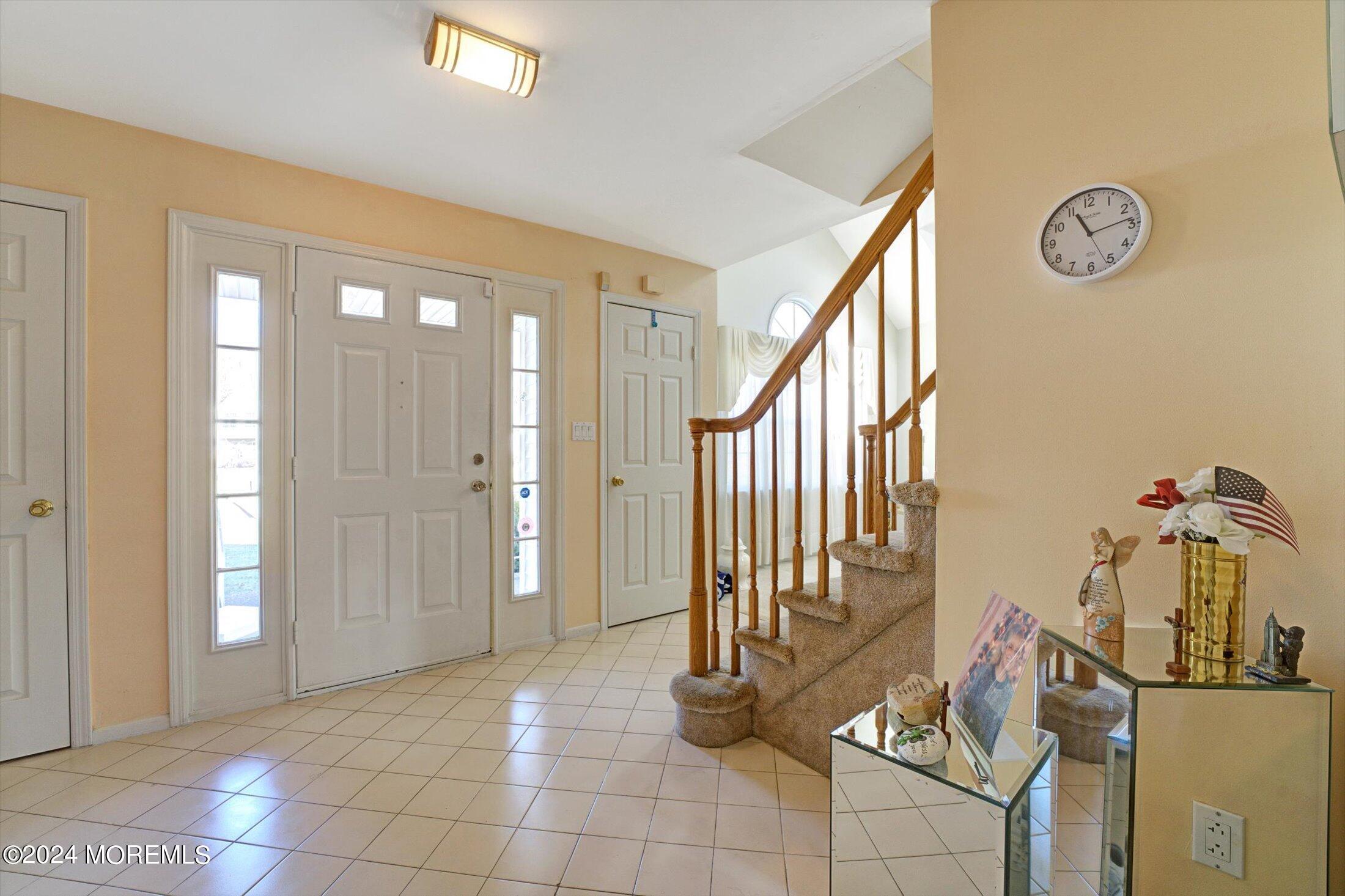 19 Mimosa Court Jackson, NJ 08527 - Photo 3 of 40 06-Foyer