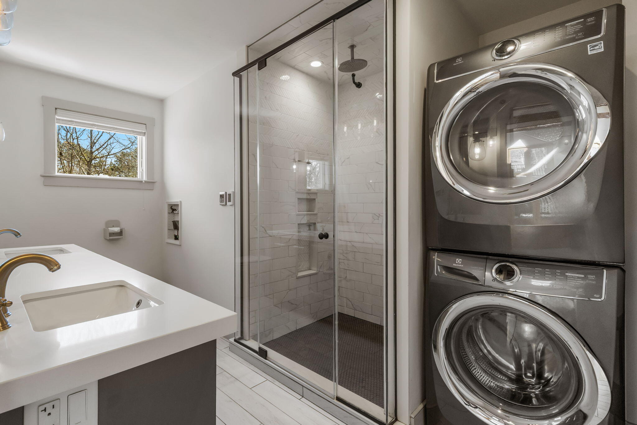 85 Pier Road Wellfleet, MA 02667 - Photo 25 of 72 Primary bath with laundry