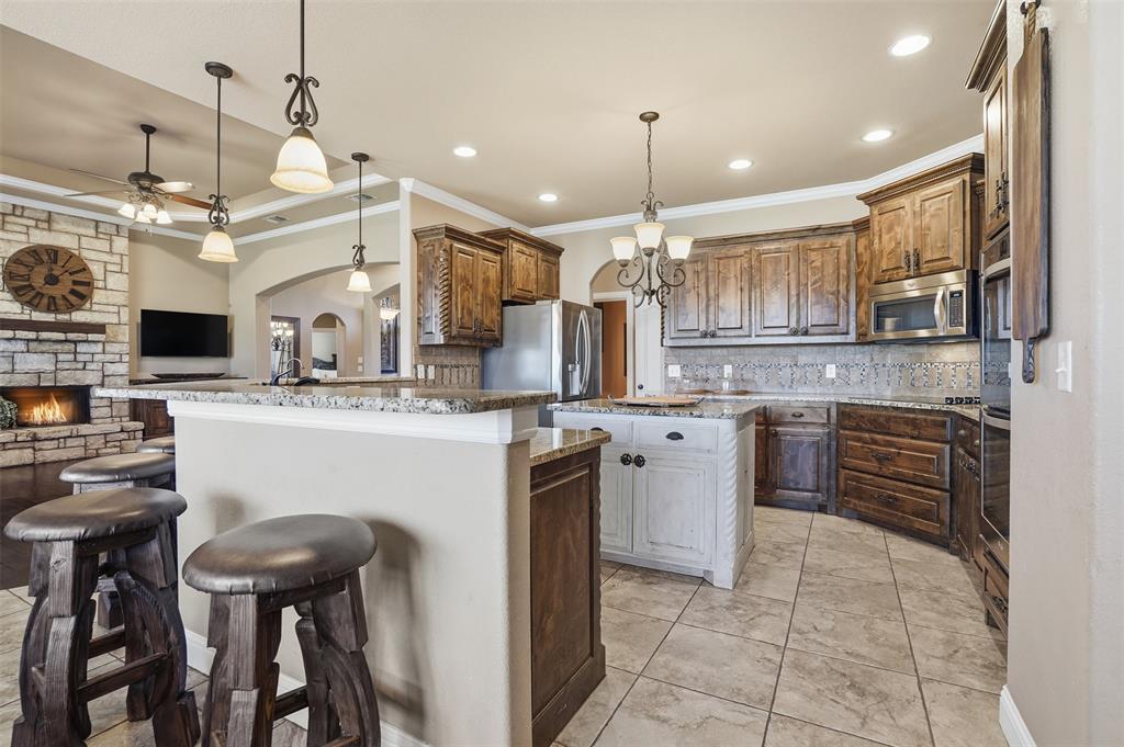 162 Ellis Spring Drive Weatherford, TX 76085 - Photo 7 of 38